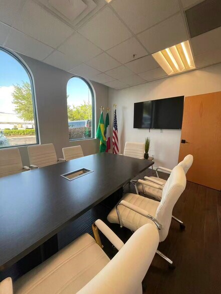 More Photos Of 7075 Kingspointe Pky, Orlando Showroom For Sale