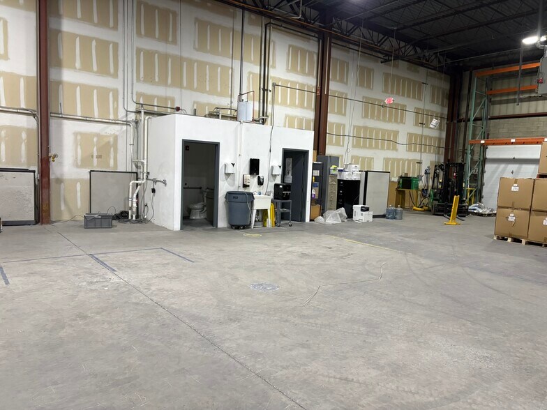 More Photos Of 10 New Rd, Rumford Warehouse For Lease