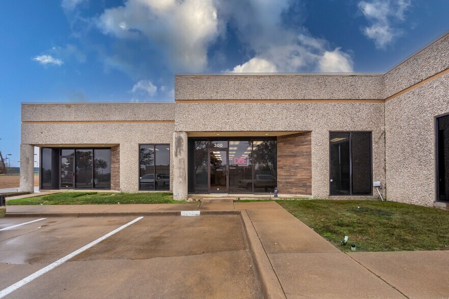 More Photos Of 1930 Alpha Dr, Rockwall Showroom For Lease