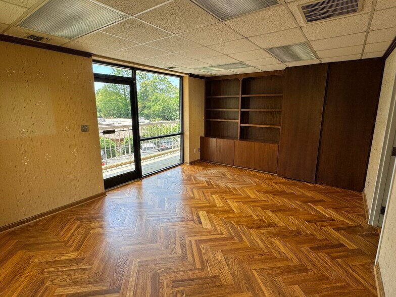 More Photos Of 2830 Maplewood Ave, Winston-Salem Medical For Lease