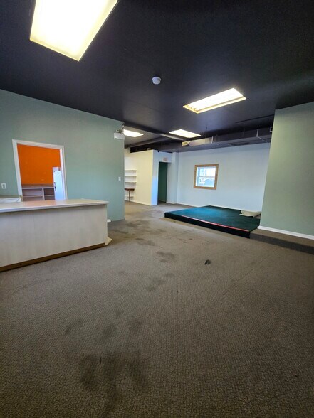 More Photos Of 75 Manitoba St, Bracebridge General Retail For Sale