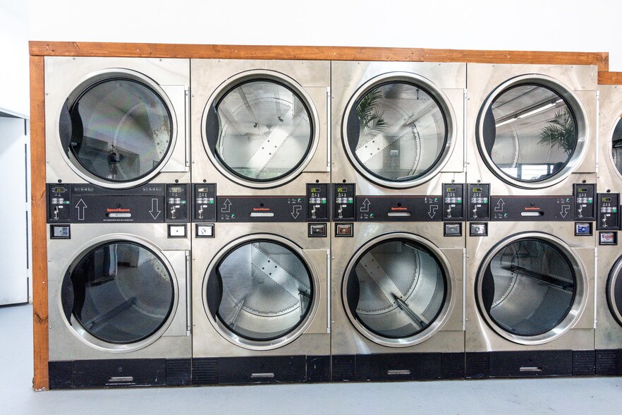 More Photos Of 631 Londonderry Ln, Denton Freestanding For Sale