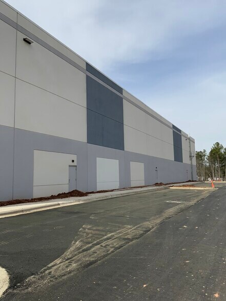 More Photos Of 933 Ellis Rd, Durham Distribution For Lease
