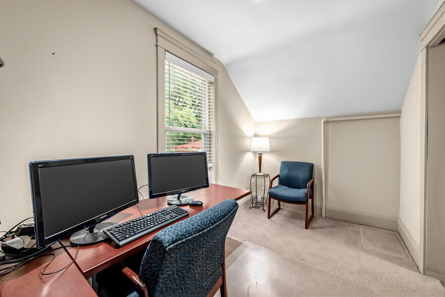 More Photos Of 3569 Cawthra Rd, Mississauga Office For Sale