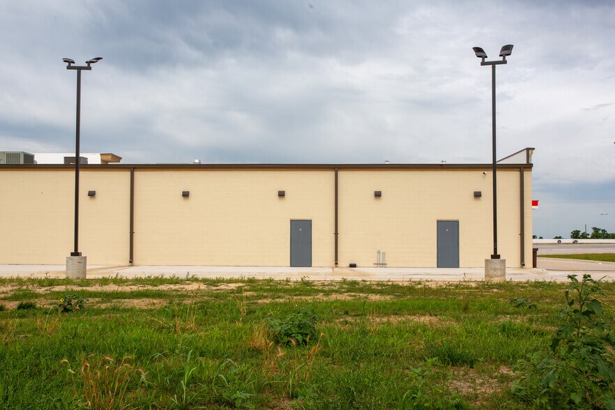 More Photos Of 19676 N Interstate 35, West General Retail For Lease