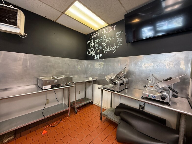 More Photos Of 643 Chandler St, Worcester Restaurant For Lease