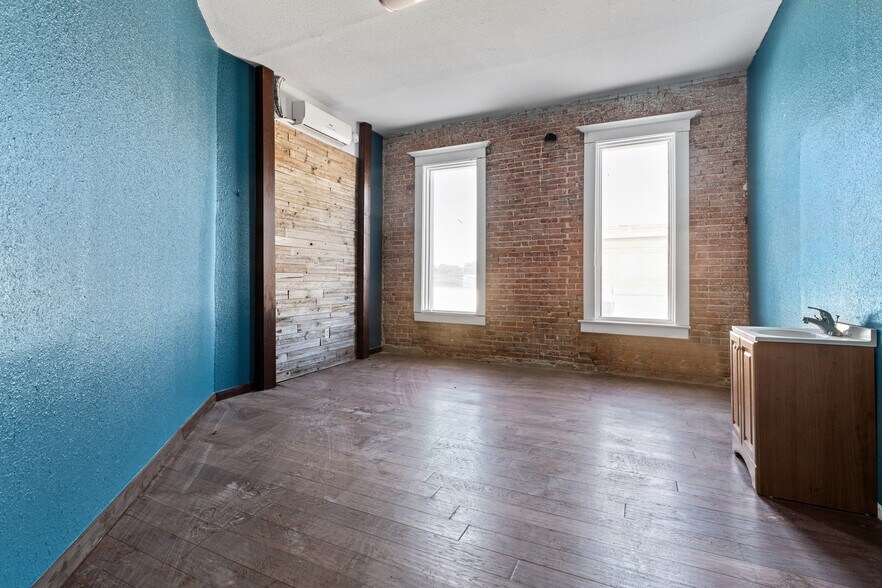 More Photos Of 116 S Second St, Venus Storefront Retail Office For Sale