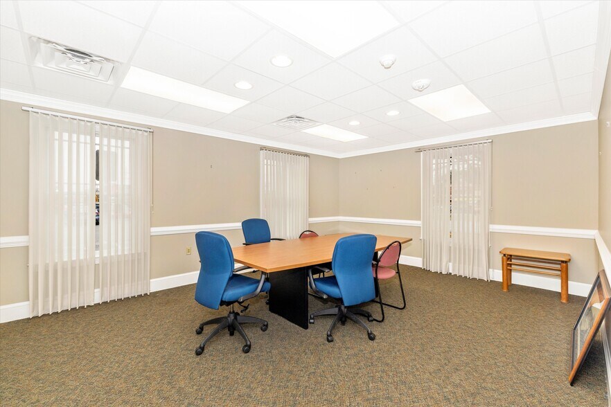 More Photos Of 925 N East St, Frederick Bank For Lease