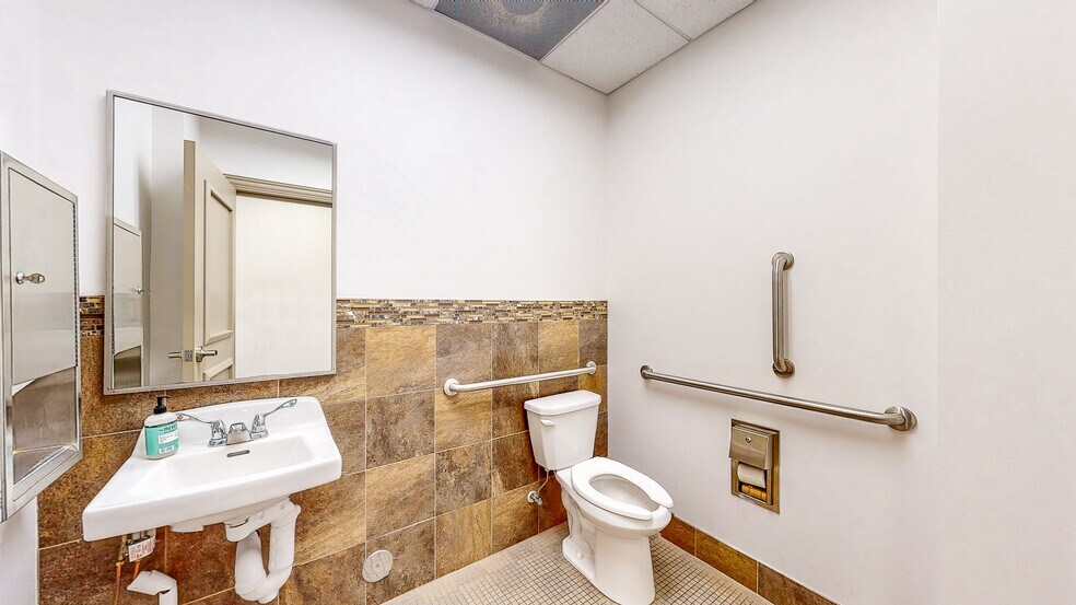 More Photos Of 202 W Main St, St Charles Office For Lease