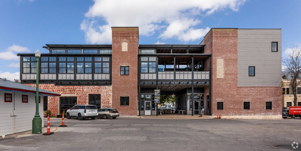 More Photos Of 153 S Main St, Boerne General Retail For Lease