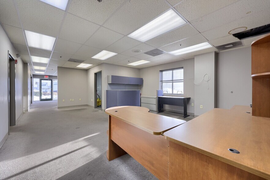 More Photos Of 300 Commerce Dr, New Holland Distribution For Lease