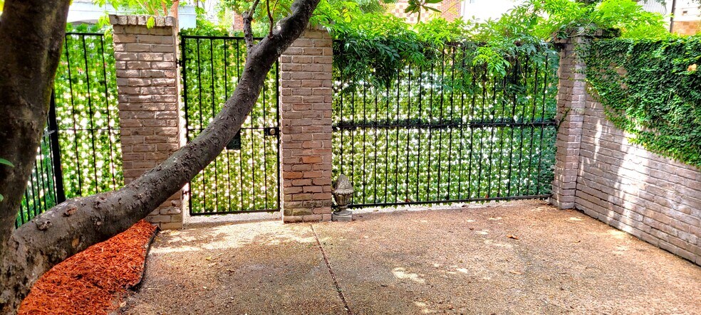 More Photos Of 1111 Autrey St, Houston Apartments For Sale