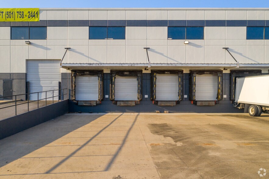 More Photos Of 9450 Maumelle Blvd, North Little Rock Distribution For Lease