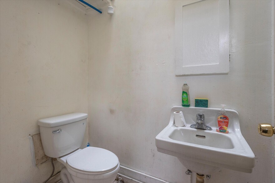 More Photos Of 16 W 25th Ave, San Mateo Convenience Store For Sale