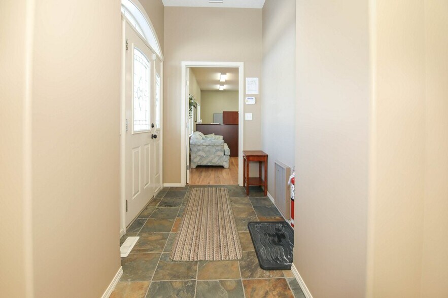 More Photos Of 5209 49A Ave, Bentley Office For Sale