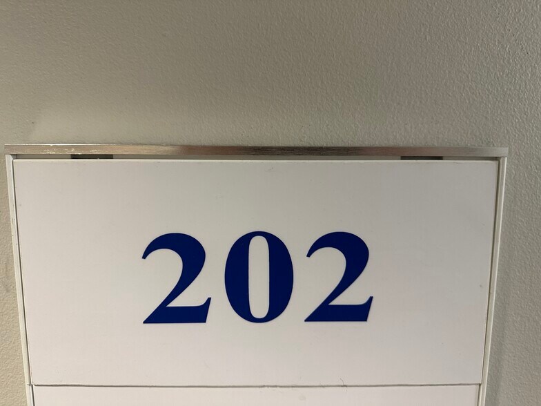 More Photos Of 18040 Sherman Way, Reseda Medical For Lease