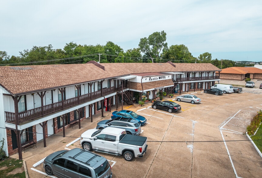 More Photos Of 812 S Bishop Ave, Rolla Hotel For Sale