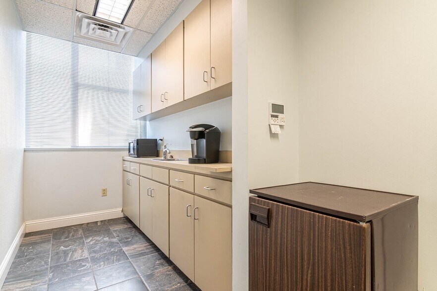 More Photos Of 200 W Illinois Ave, Midland Office For Sale