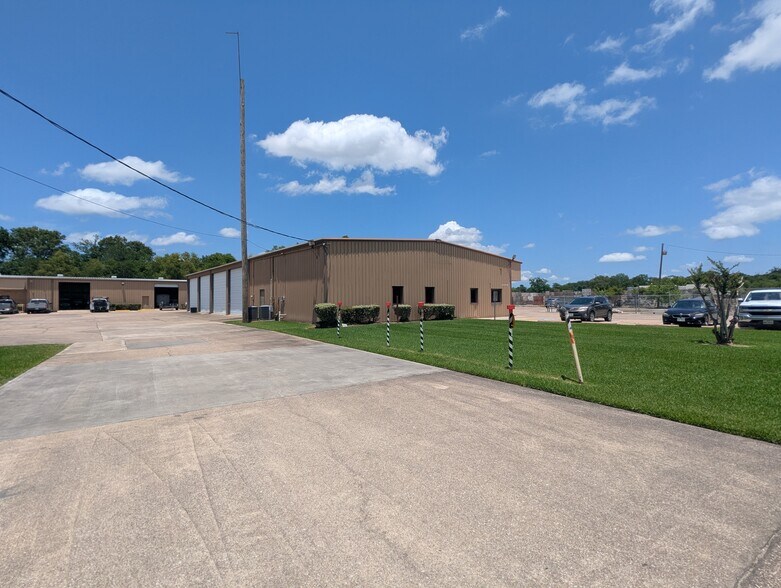 More Photos Of 2440 W Cardinal Dr, Beaumont Warehouse For Lease