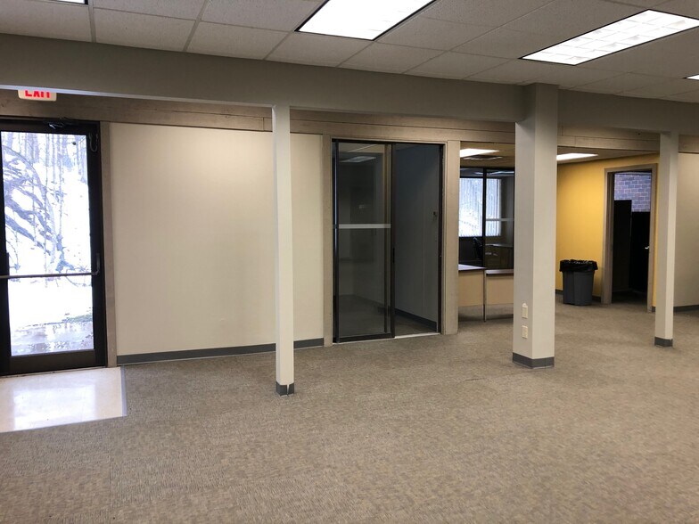 More Photos Of 4211 Glass Rd NE, Cedar Rapids Office For Lease