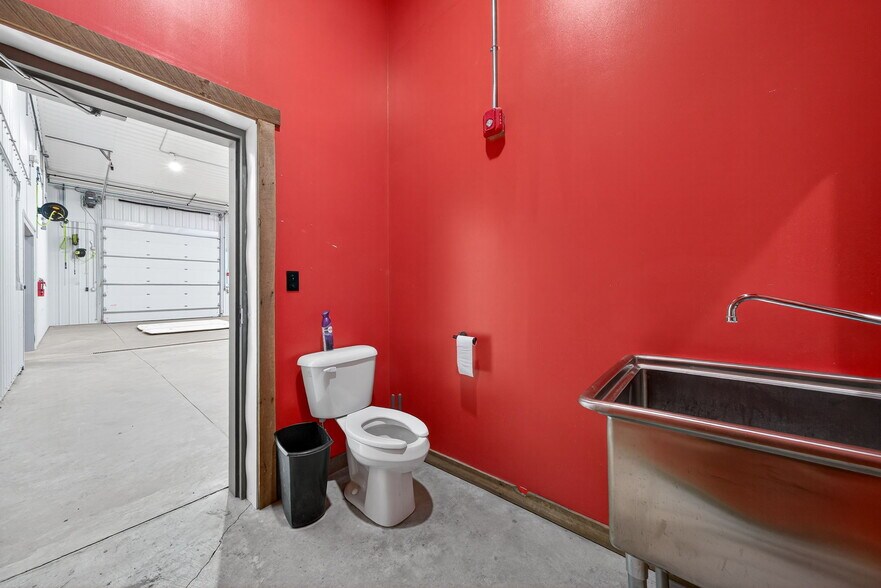 More Photos Of 1834 Outer Hwy 61 hwy, Moscow Mills Flex For Sale