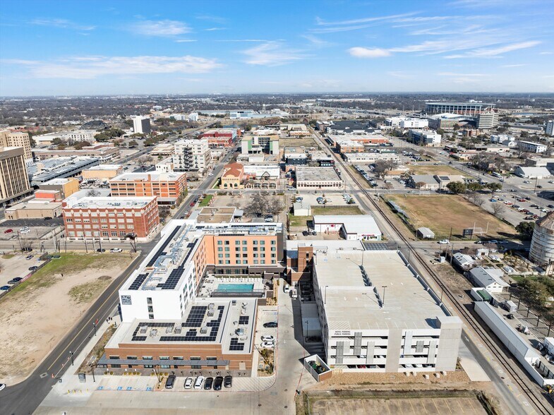 More Photos Of 325 6th st, Waco Storefront For Lease