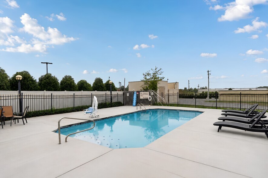 More Photos Of 40 New Garver Rd, Monroe Hotel For Sale