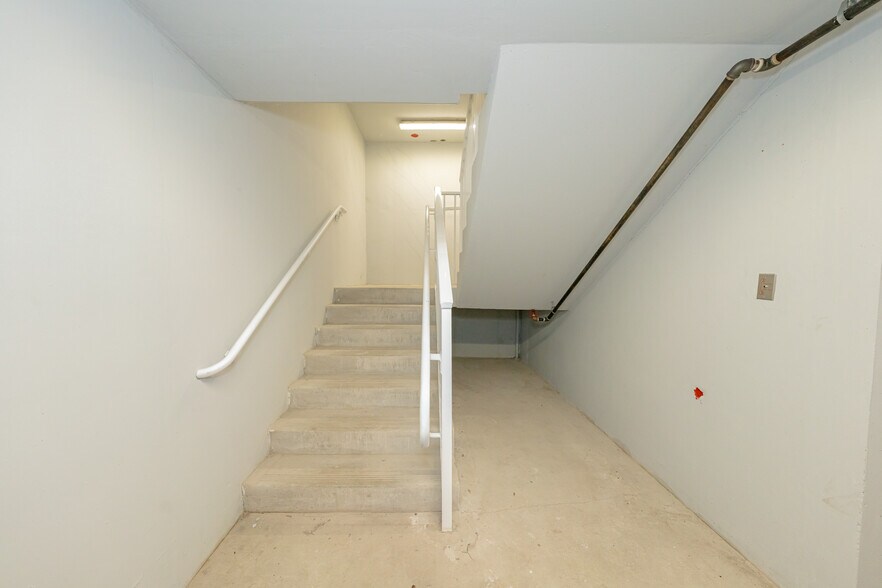 More Photos Of 800 N Federal Hwy, Hallandale Beach Office For Sale