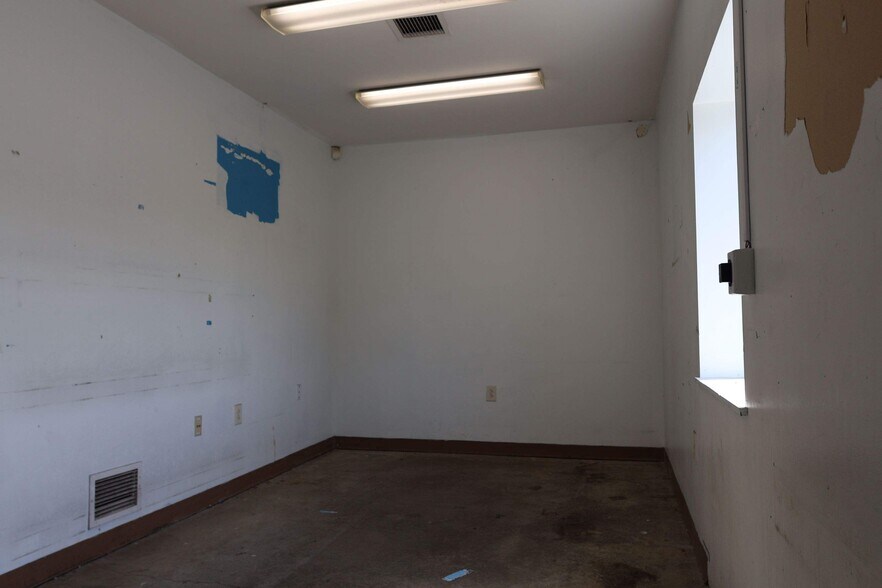 More Photos Of 101 Newbury Hollow Ln, Syracuse Warehouse For Lease