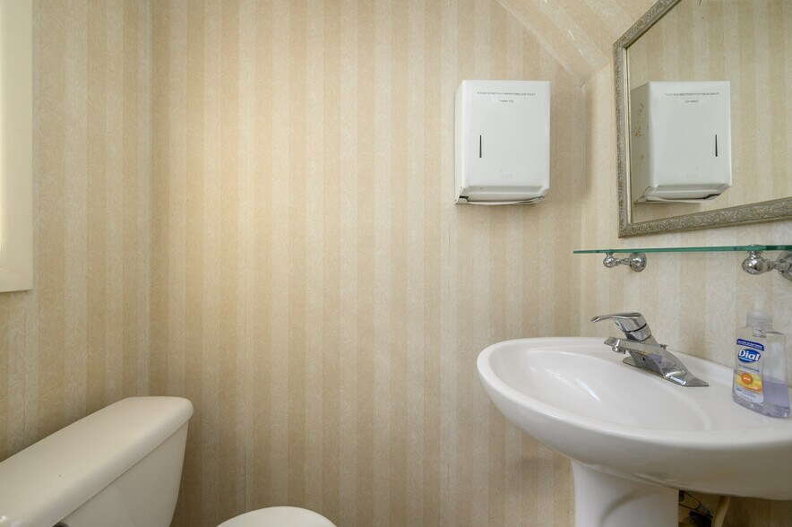 More Photos Of 373 Ford Ave, Fords Medical For Sale