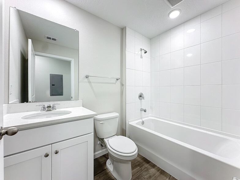 More Photos Of 6421 Breezy Oaks Way, Jacksonville Apartments For Sale