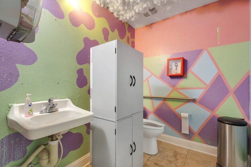 More Photos Of 114 All Saints St, Tallahassee Storefront Retail Office For Sale