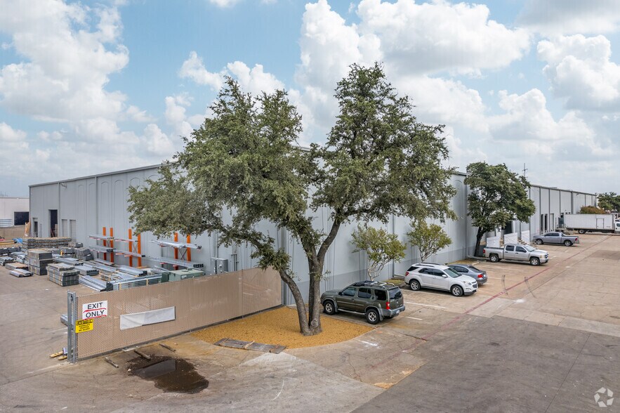 More Photos Of 1200-1210 W Crosby Rd, Carrollton Warehouse For Lease