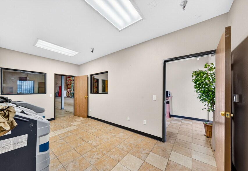 More Photos Of 4910 W Adams Blvd, Los Angeles Industrial For Lease