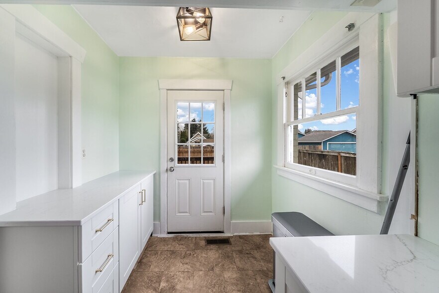 More Photos Of 413 2nd St NE, Puyallup Office For Sale