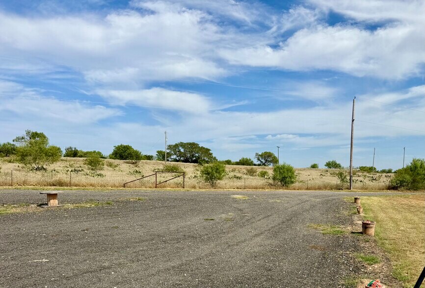 More Photos Of 14951 Interstate 35 Expy, Moore Flex For Sale