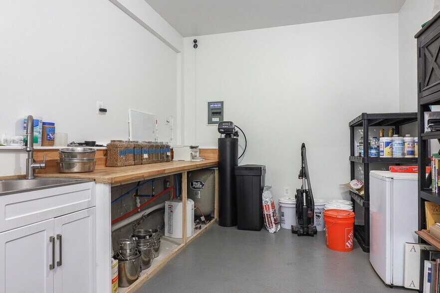 More Photos Of 27 S 100 W, Valparaiso Veterinarian Kennel For Sale