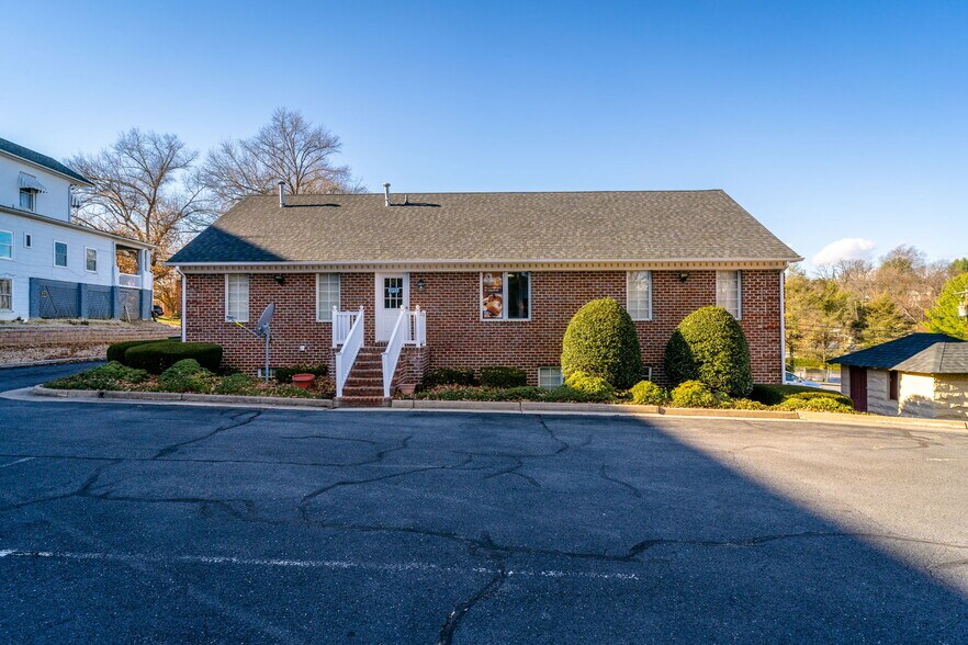 More Photos Of 413 N Coalter St, Staunton Office Residential For Lease