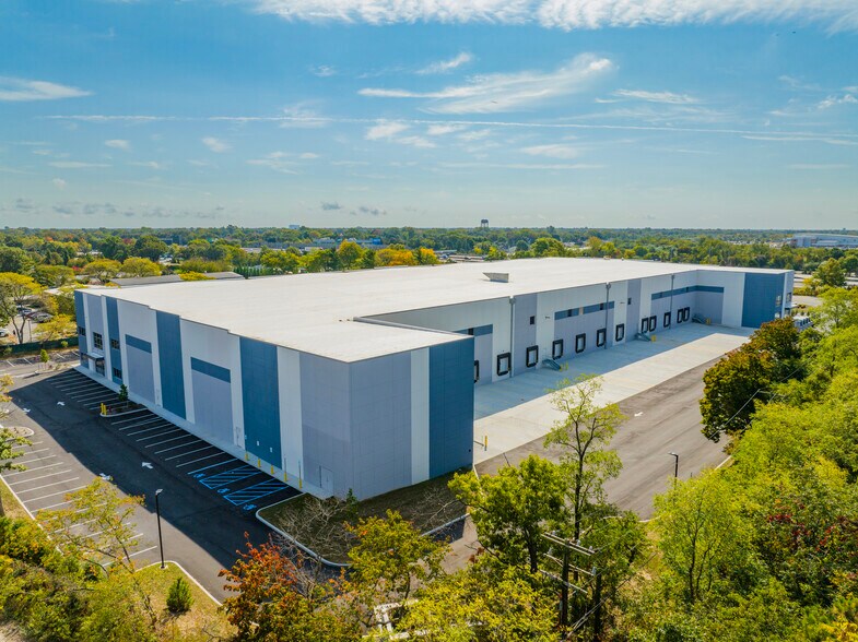 More Photos Of 60 Motor Pky, Commack Warehouse For Lease