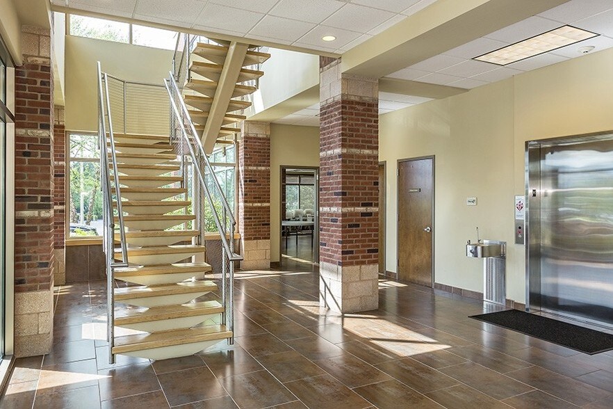 More Photos Of 12 Turnberry Ln, Newtown Office For Lease
