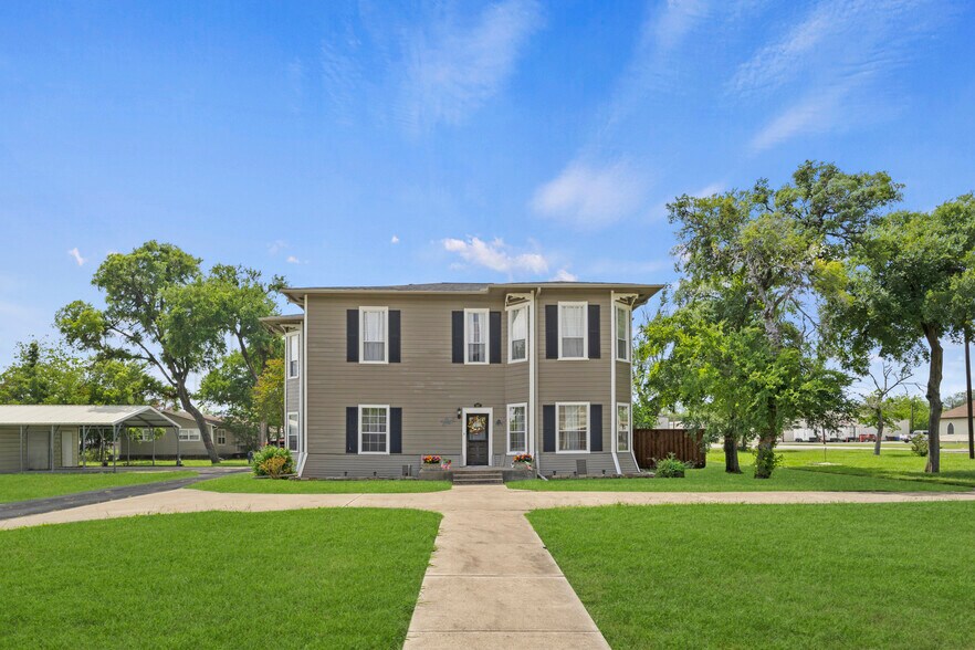 More Photos Of 107 S Josephine St, Royse City General Retail For Sale