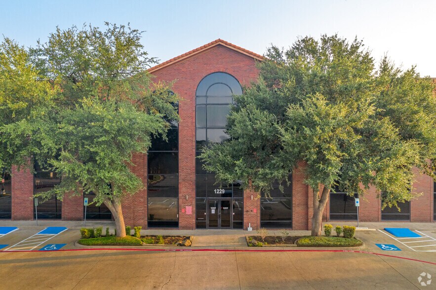 More Photos Of 1229-1231 E Pleasant Run Rd, DeSoto Office For Lease