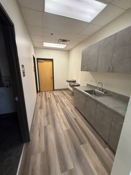 More Photos Of 7910 N Glen Harbor Blvd, Glendale Unknown For Lease