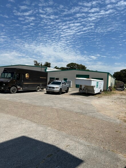 More Photos Of 440 N Broadway St, Joshua Manufacturing For Lease