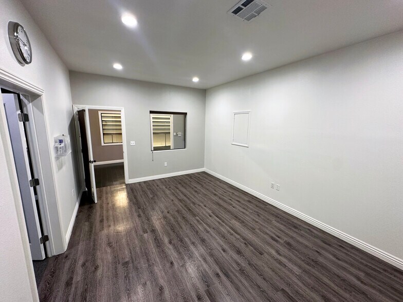 More Photos Of 212 W Magnolia Blvd, Burbank Light Distribution For Lease