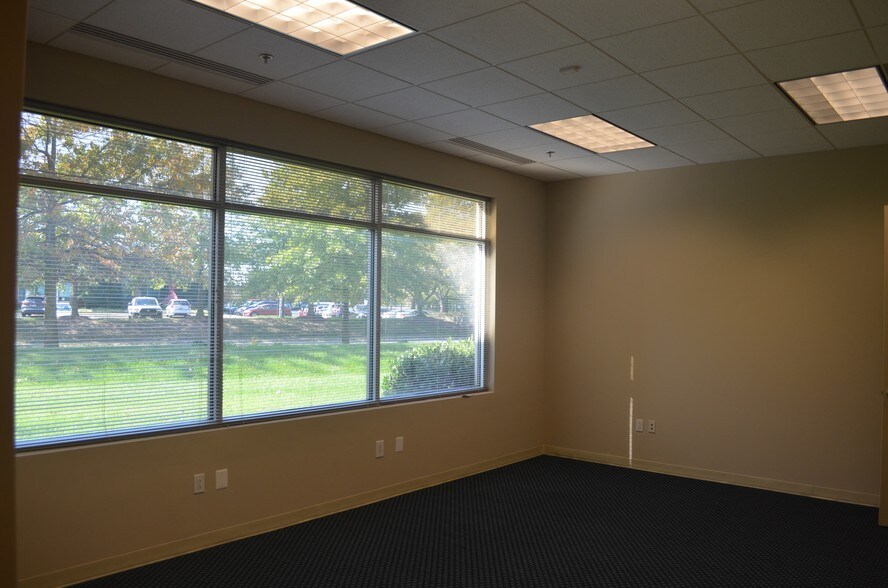 More Photos Of 4170 Lafayette Center Dr, Chantilly Light Distribution For Lease