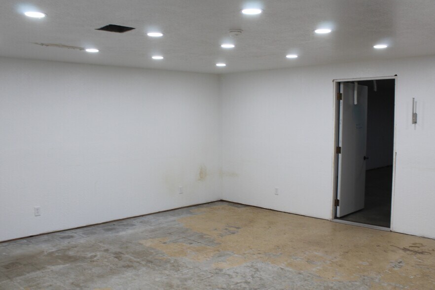 More Photos Of 507 48th St, Woodward Warehouse For Sale