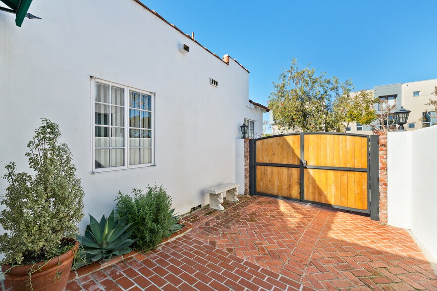 More Photos Of 1020 Pico Blvd, Santa Monica Storefront Retail Office For Lease