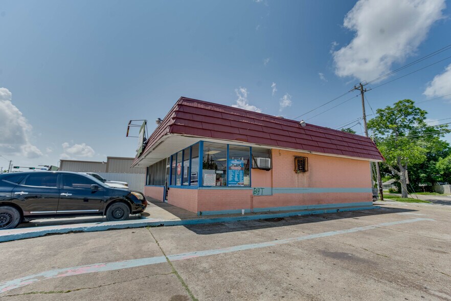 More Photos Of 2915 Market St, Baytown General Retail For Sale