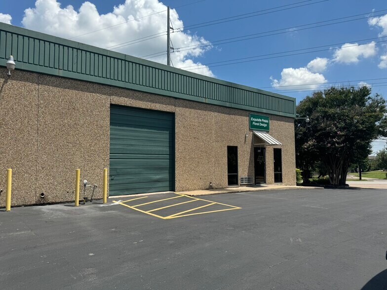 More Photos Of 632 Ralph Ablanedo Dr, Austin Showroom For Lease